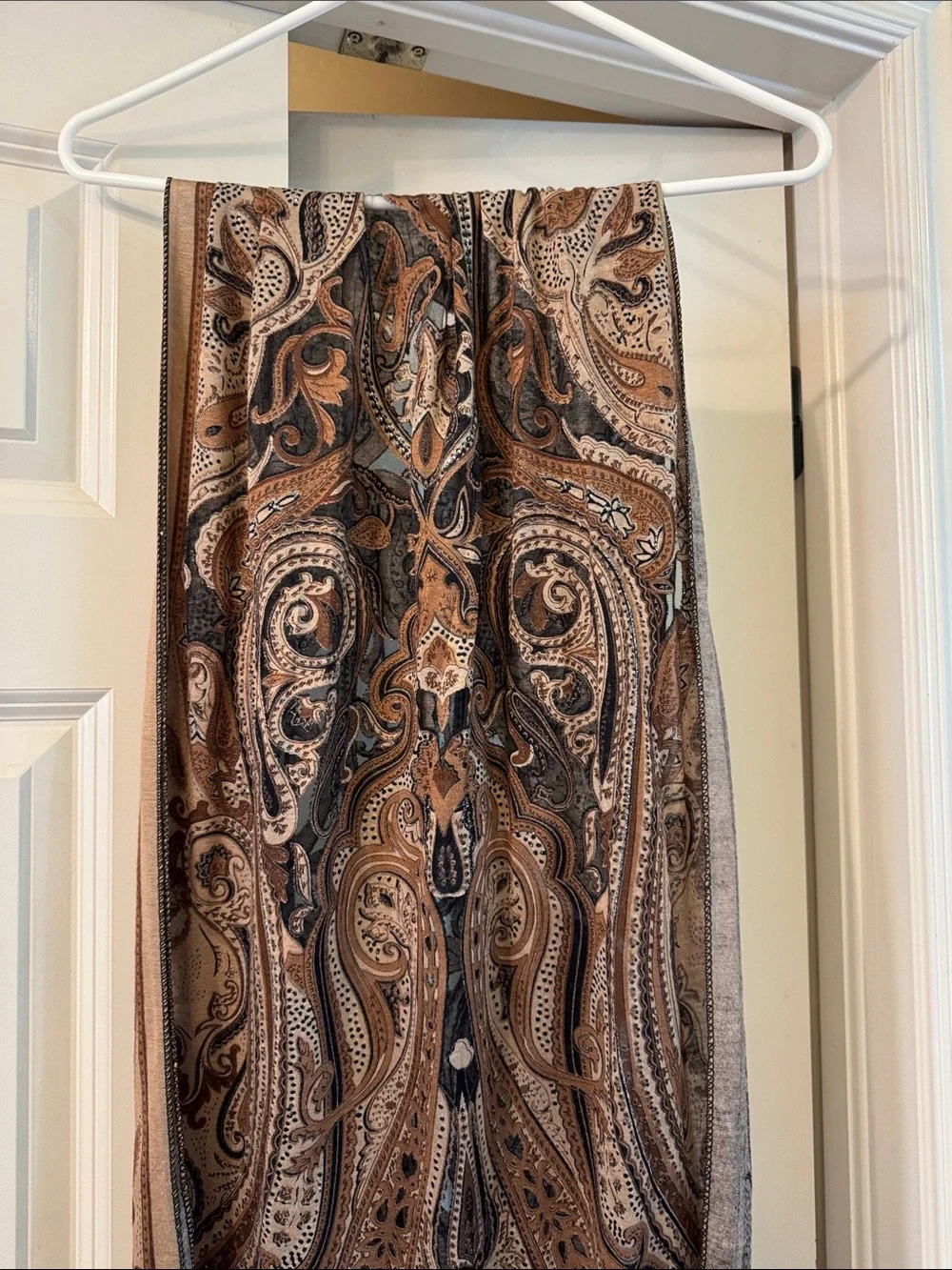 Women’s scarf